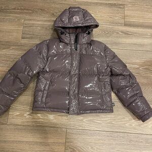 Aritzia The Super Puff Plum Lacquer Shorty.
Water repellent and wind proof. SZ S